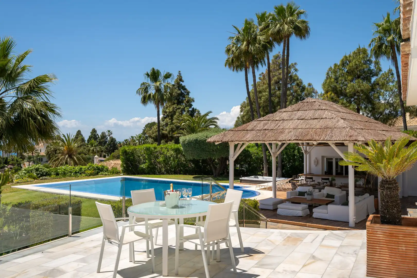 Terrasse von Haus oder Chalet zum Verkauf in Marbella mit Klimaanlage, Privatgarten und Terrasse