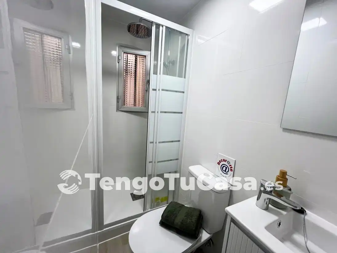 Bathroom of Flat for sale in Madrid  with Air Conditioner, Furnished and Oven