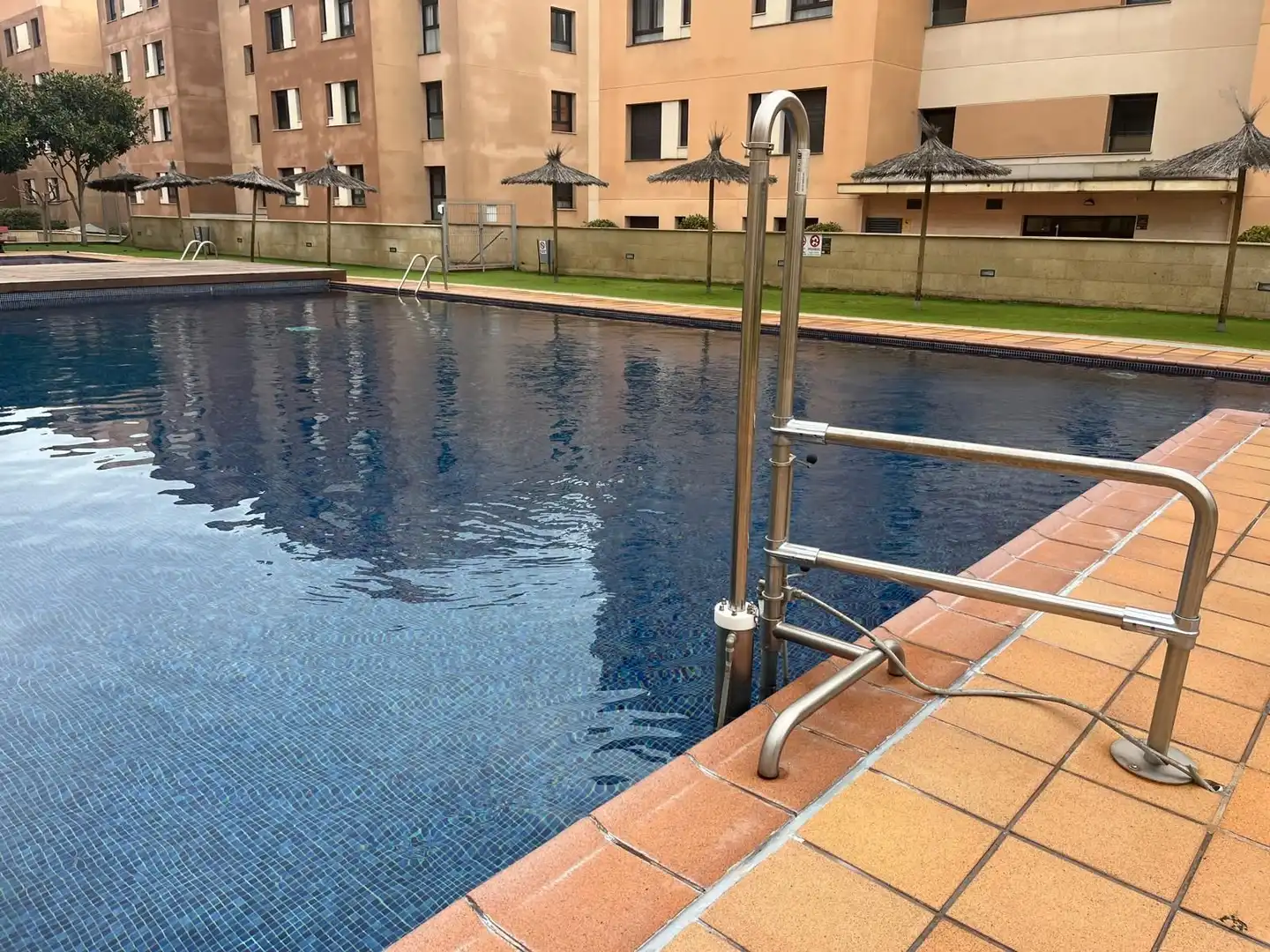 Schwimmbecken von Wohnungen zum Verkauf in Lloret de Mar mit Klimaanlage, Heizung und Abstellraum