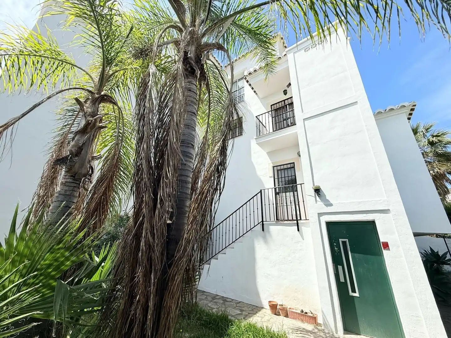 Vista exterior de Dúplex en venta en Nerja con Jardín privado, Trastero y Piscina comunitaria
