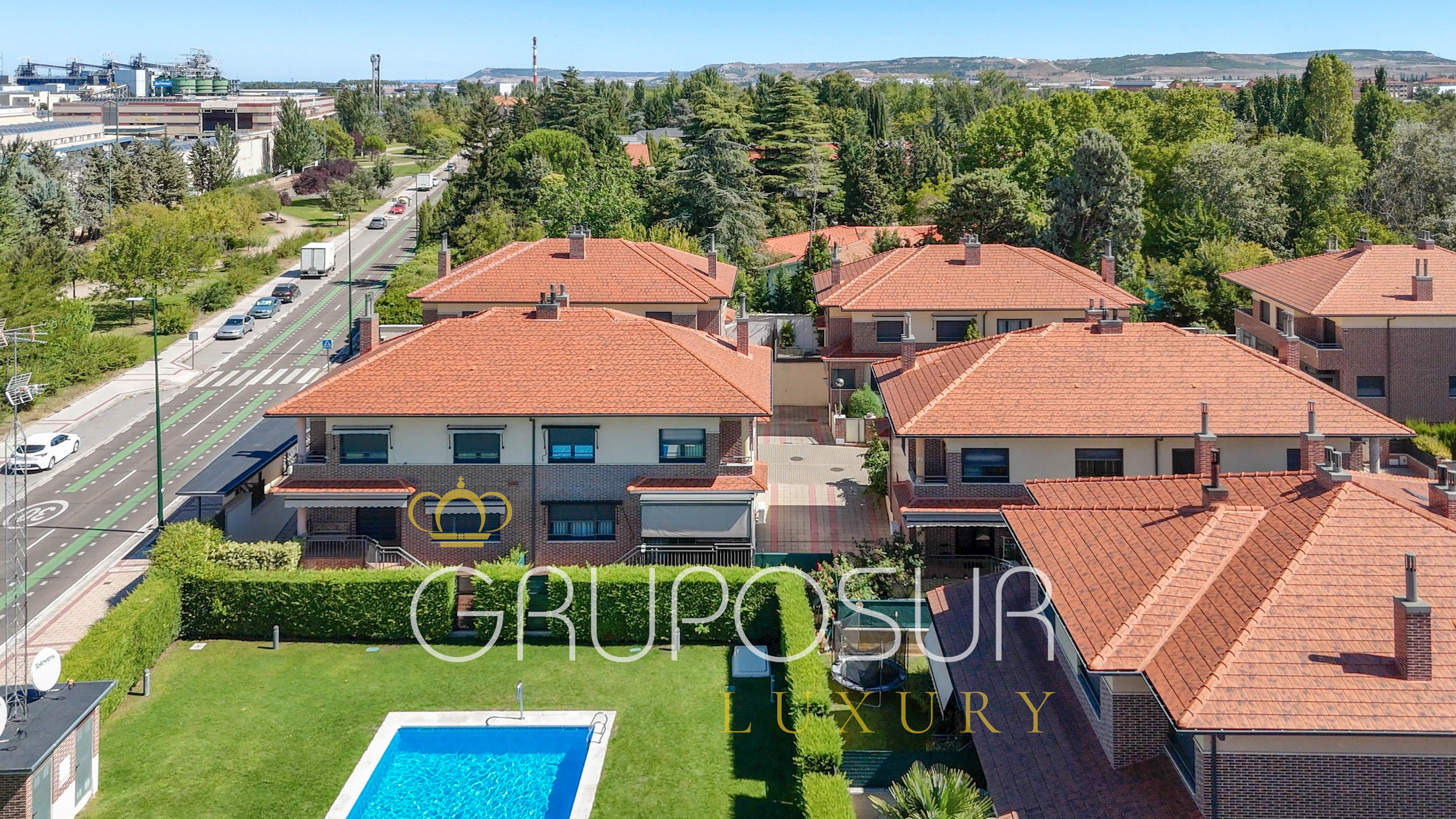 Exterior view of Single-family semi-detached for sale in Valladolid Capital  with Air Conditioner, Heating and Private garden
