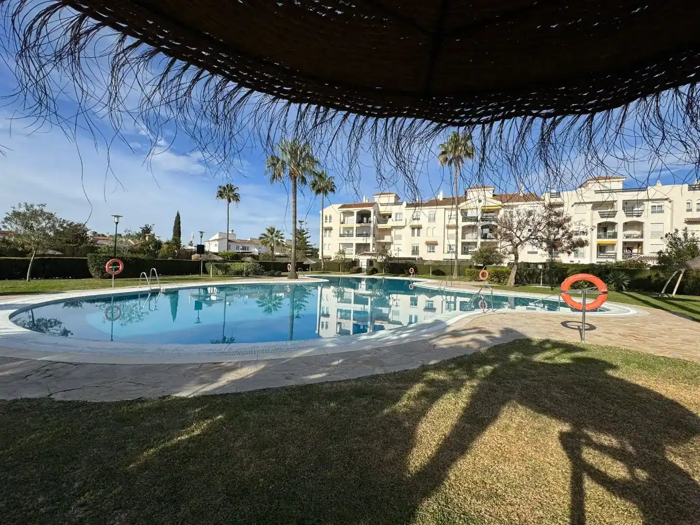 Schwimmbecken von Wohnungen zur Miete in Marbella mit Klimaanlage, Terrasse und Schwimmbad