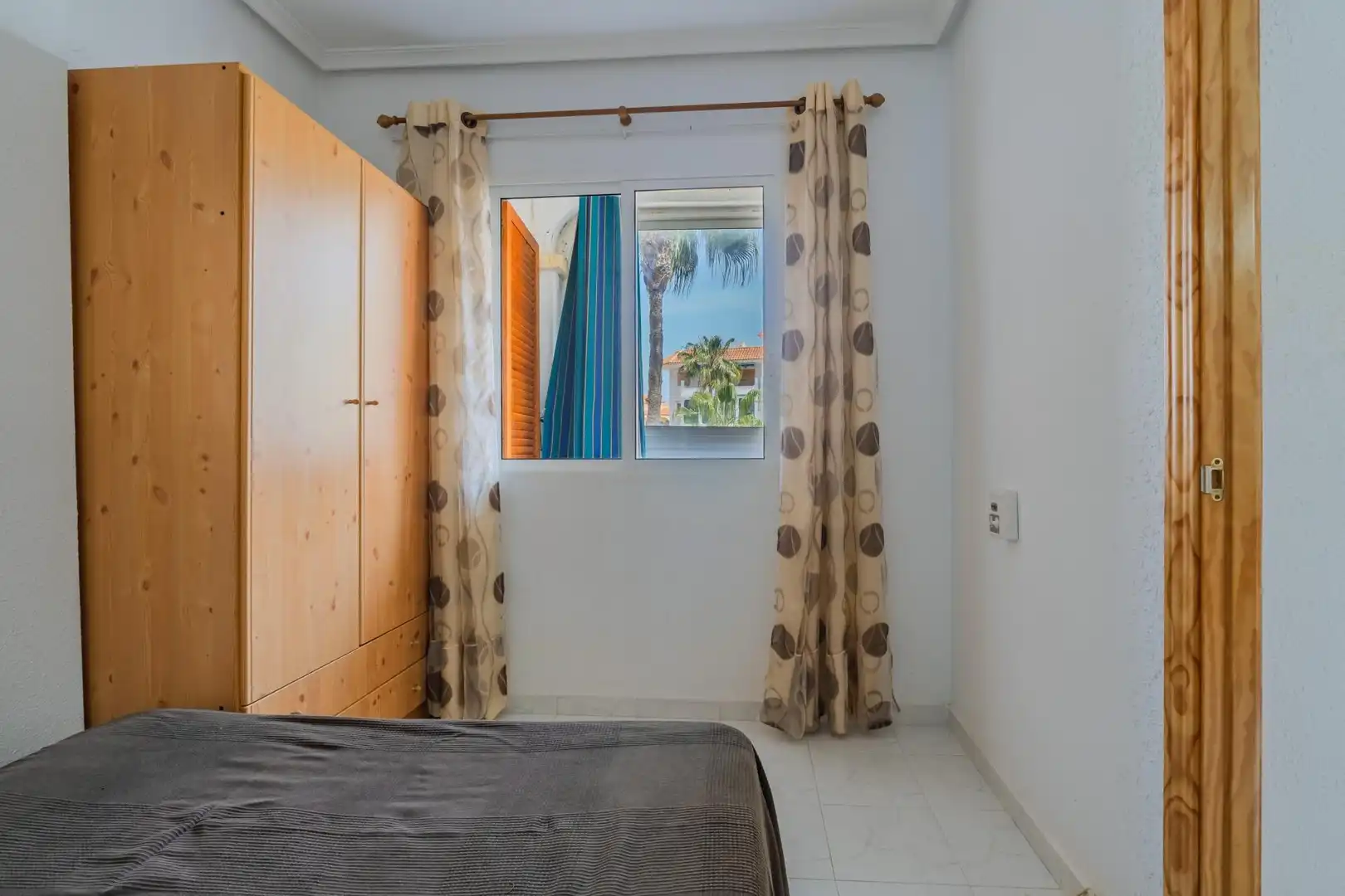 Dormitori de Apartament en venda en Torrevieja amb Jardí privat, Terrassa i Moblat