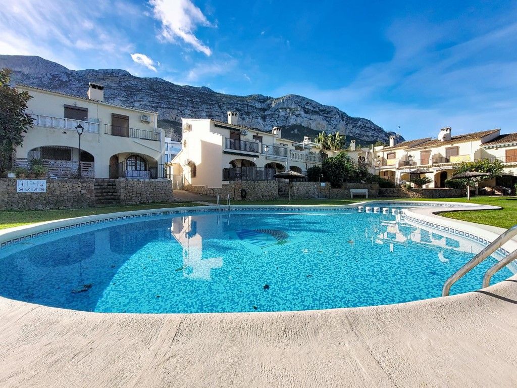 Swimming pool of Single-family semi-detached for rent in Dénia