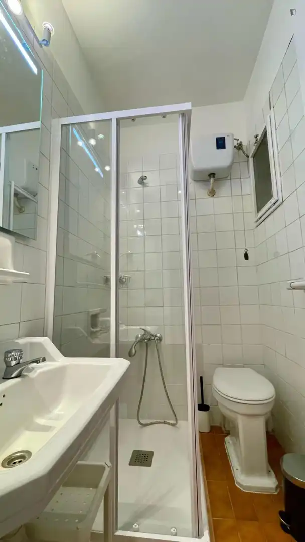 Badezimmer von Wohnungen zur untervermieten in Madrid mit Möbliert, Ofen und Waschmaschine