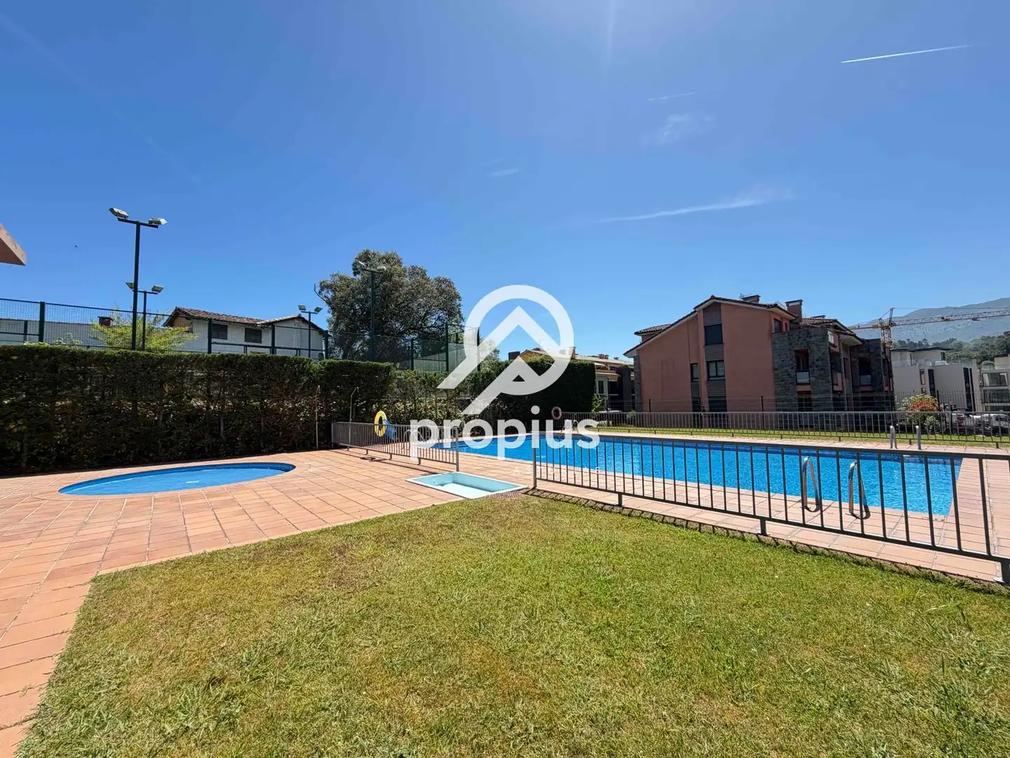 Schwimmbecken von Dachboden zum Verkauf in Llanes mit Heizung, Terrasse und Abstellraum