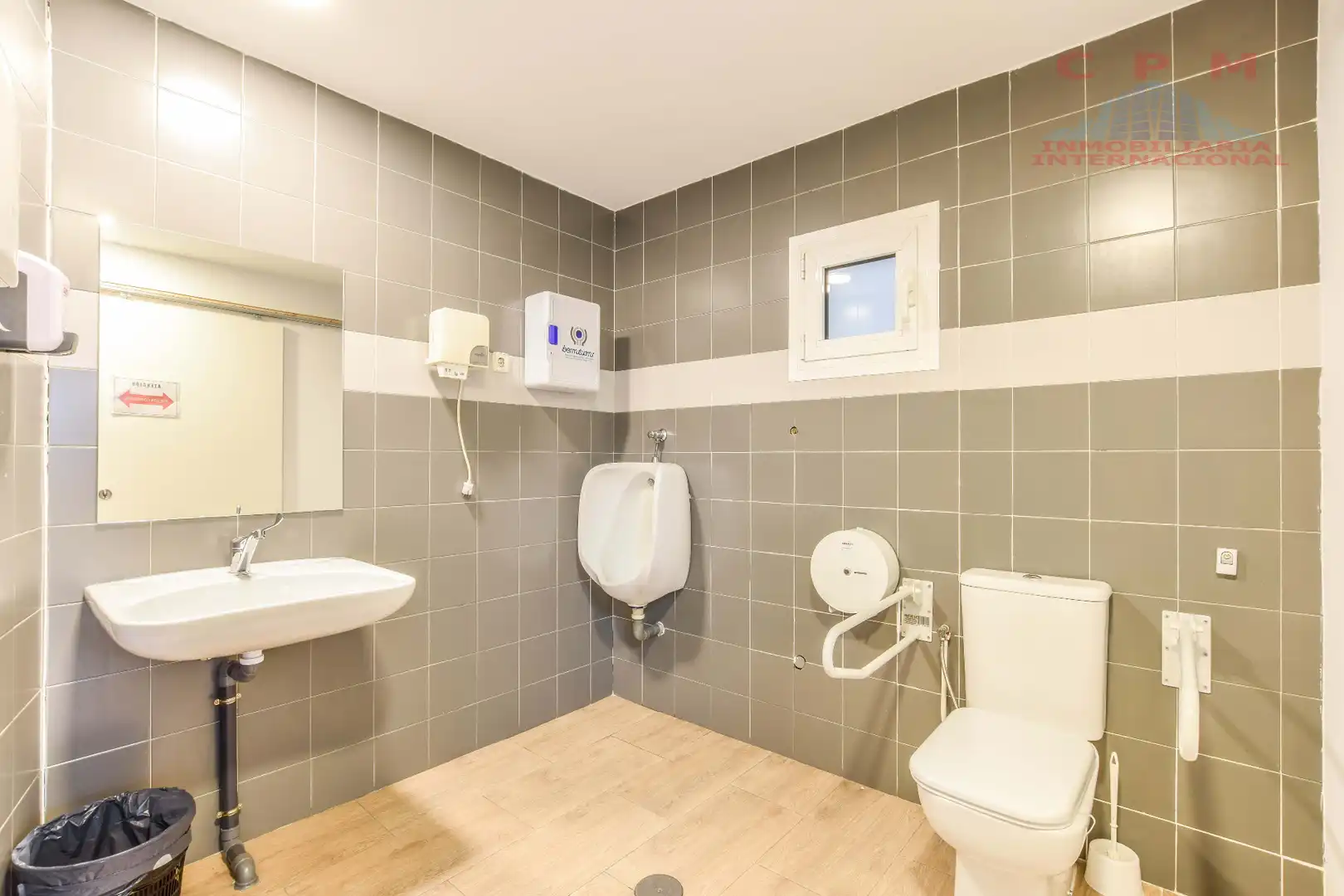 Baño de Oficina de alquiler en Madrid con Aire acondicionado, Calefacción y Trastero