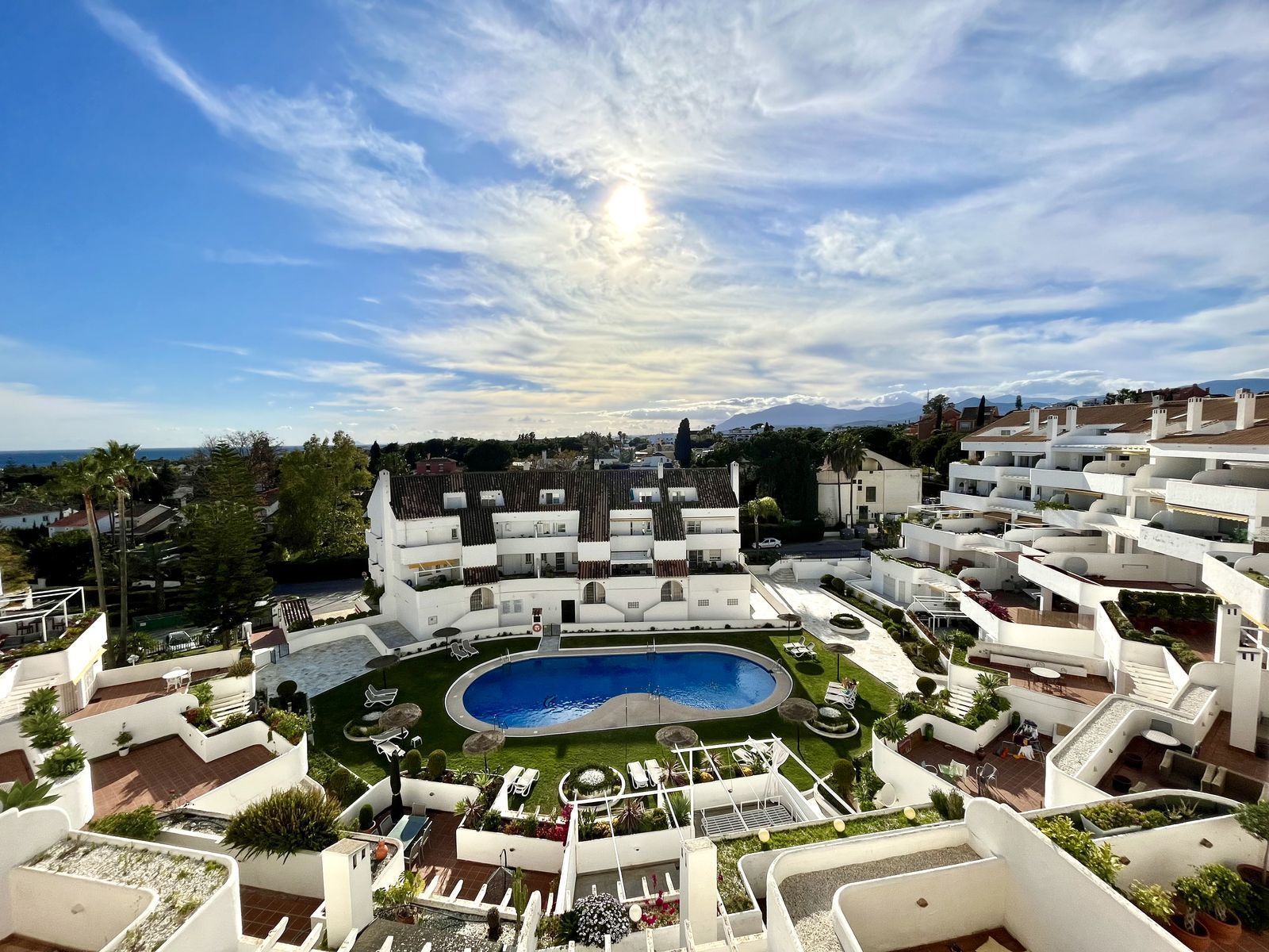 Vista exterior de Dúplex en venda en Marbella amb Aire condicionat, Traster i Piscina comunitària