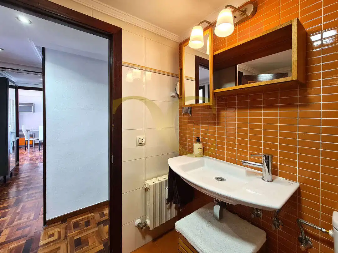 Baño de Piso en venta en Oviedo  con Calefacción, Trastero y Amueblado