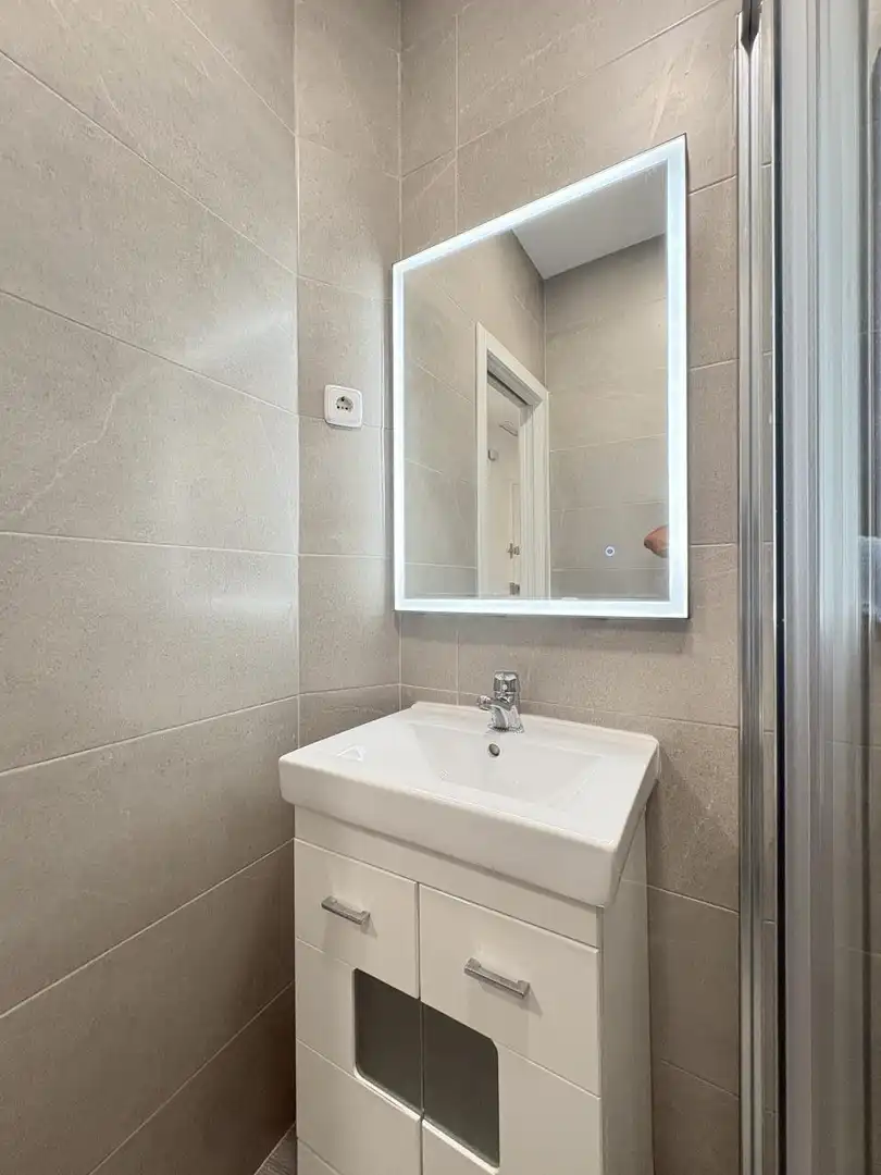 Badezimmer von Wohnung zur Miete in Madrid mit Klimaanlage und Heizung
