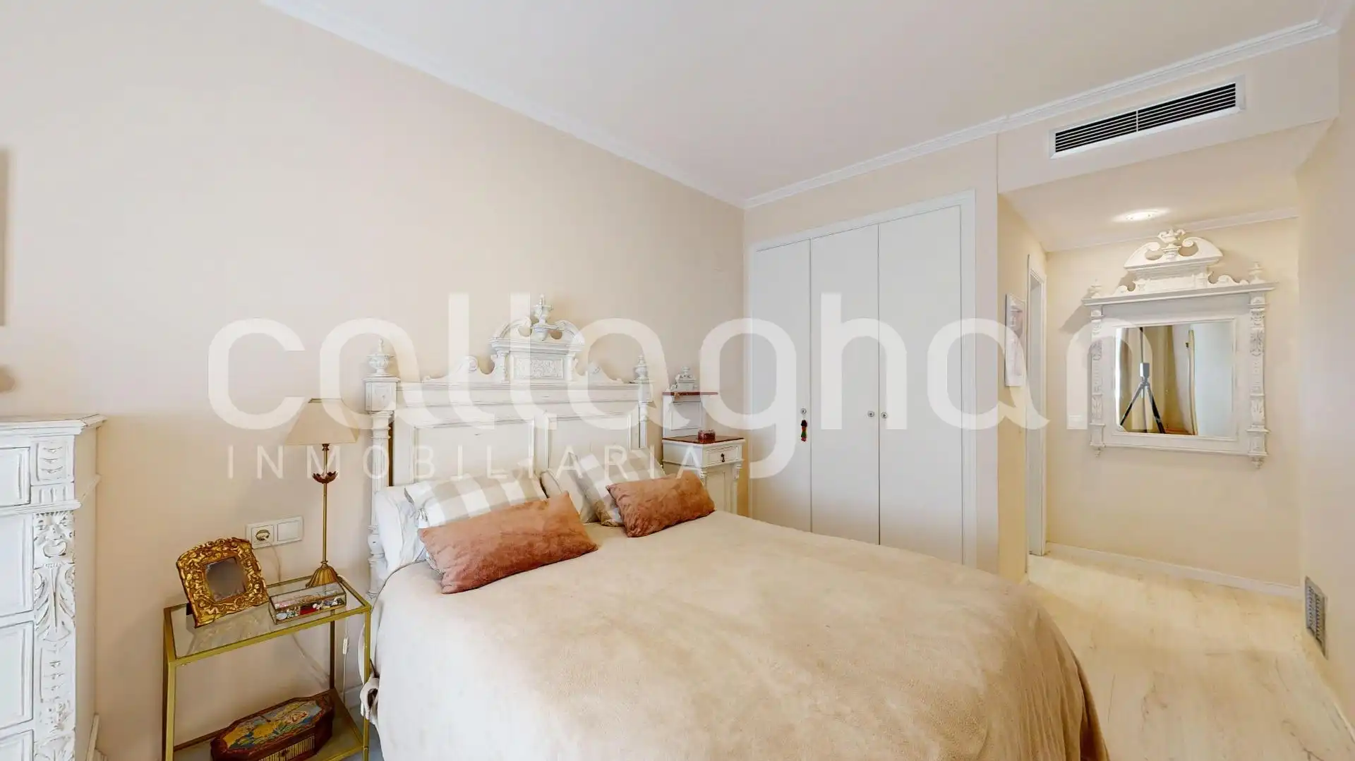 Bedroom of Ground floor for sale in Valencia  with Air Conditioner, Private garden and Storage room
