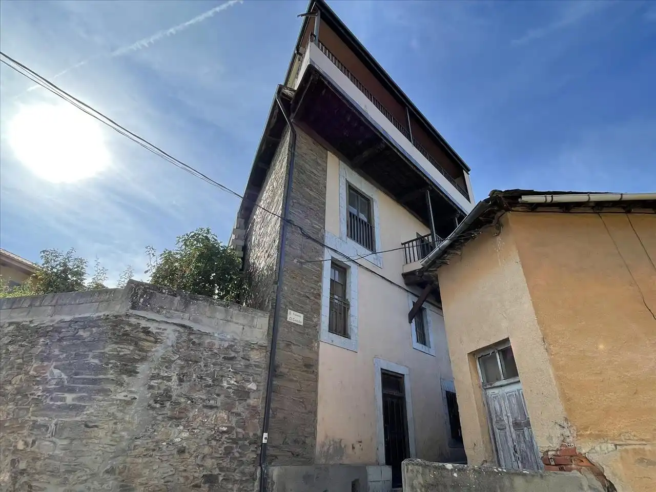 Vista exterior de Casa adosada en venda en Ponferrada amb Terrassa i Traster