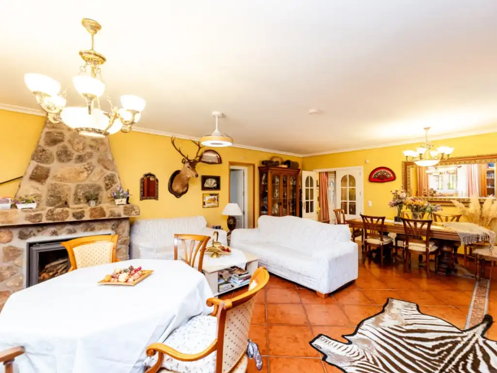 Sala de estar de Casa o chalet en venta en Espinoso del Rey con Terraza, Piscina y Amueblado