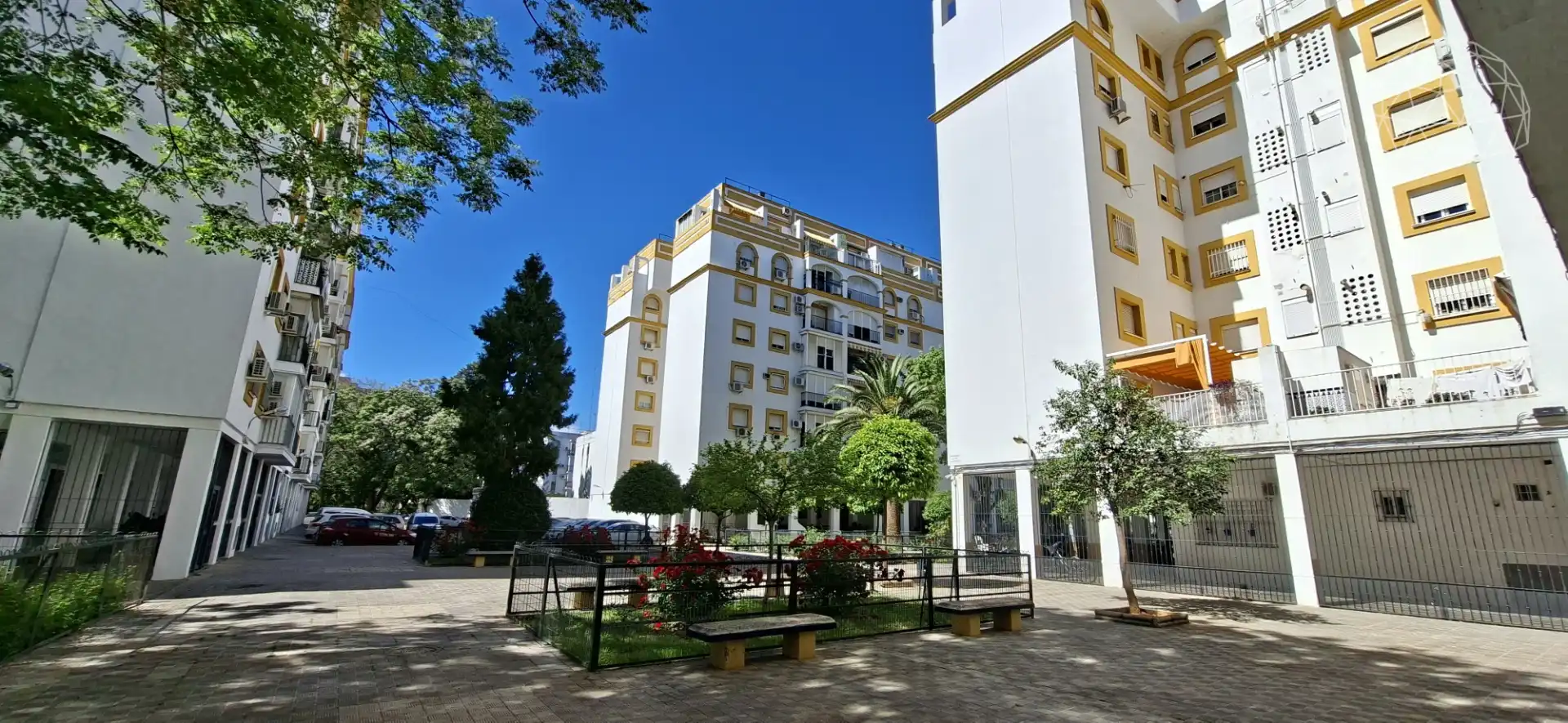 Exterior view of Flat for sale in Sevilla  with Air Conditioner, Private garden and Furnished