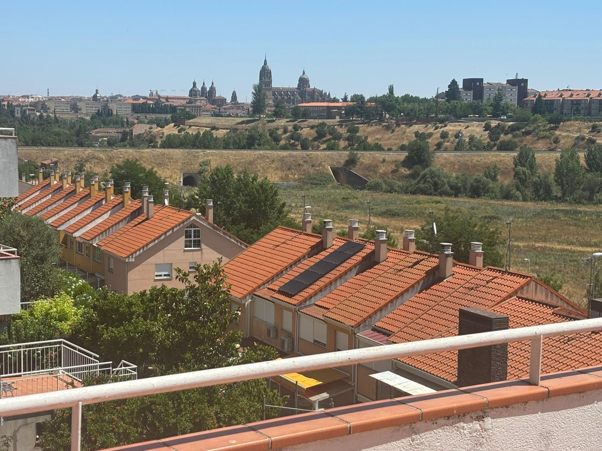 Vista exterior de Casa adosada en venda en Salamanca Capital amb Calefacció, Jardí privat i Terrassa