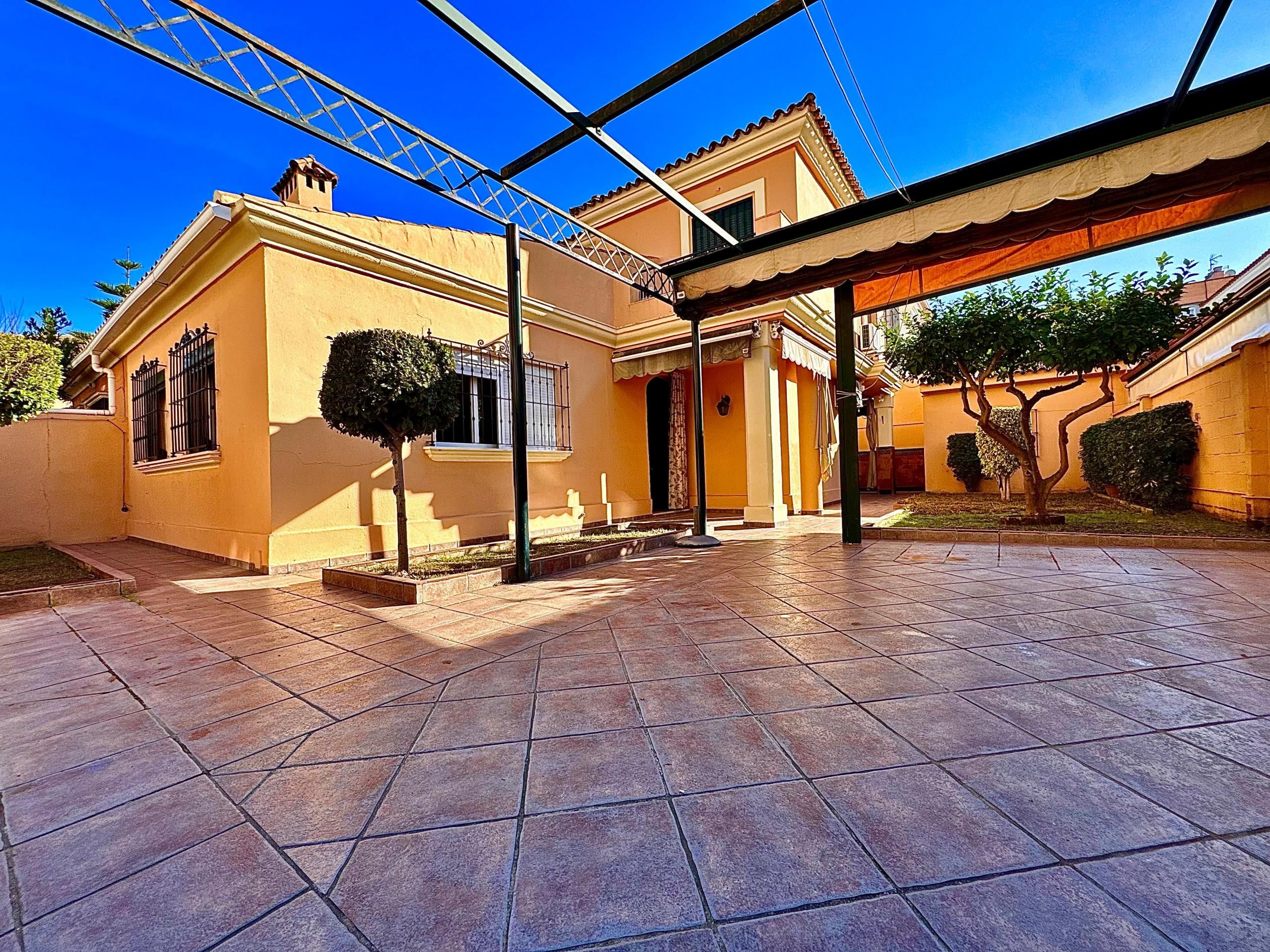 Exterior view of Single-family semi-detached for sale in La Rinconada  with Private garden and Terrace