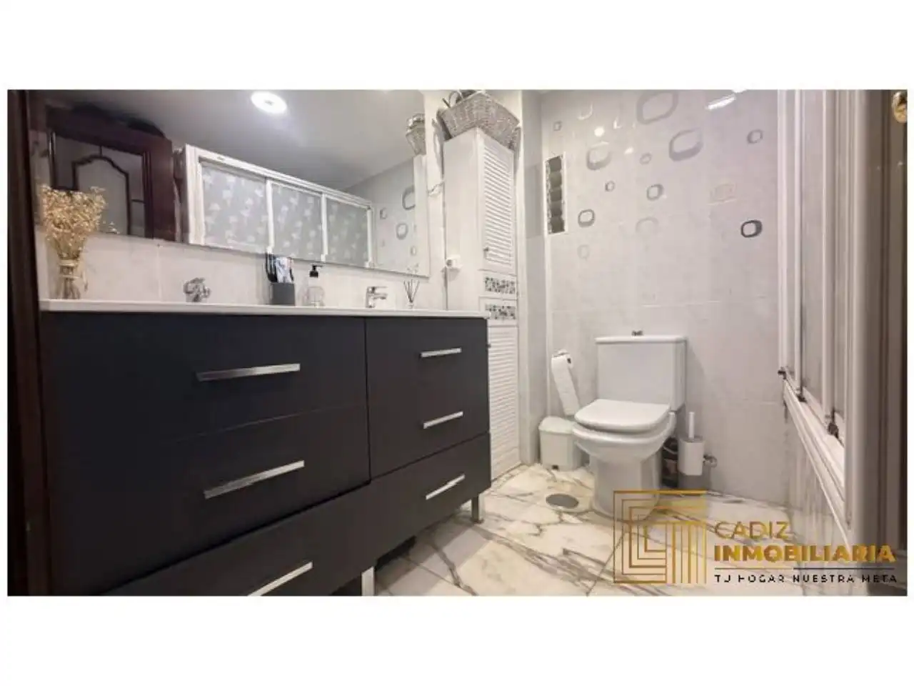 Baño de Piso en venta en Cádiz con Aire acondicionado