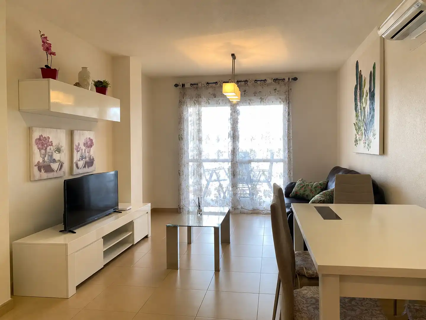 Sala de estar de Apartamento de alquiler en Águilas con Aire acondicionado, Calefacción y Trastero