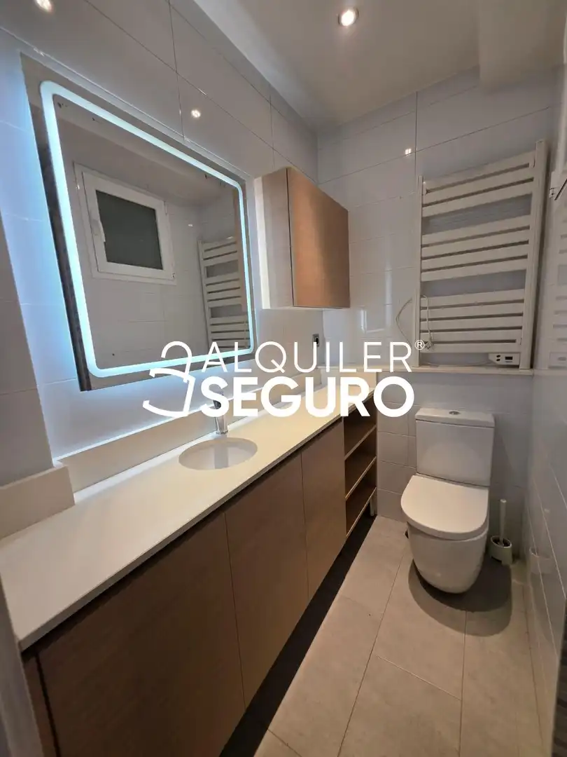 Baño de Piso de alquiler en Bilbao  con Calefacción y Amueblado