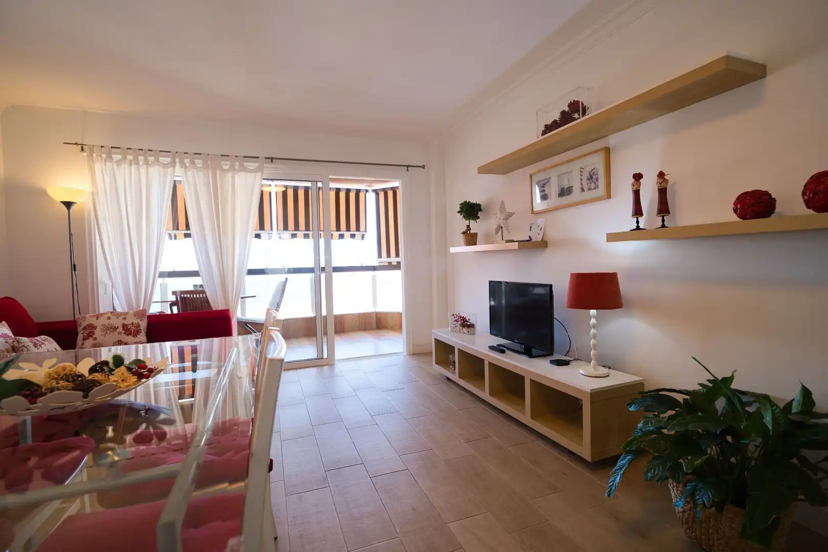 Sala de estar de Piso en venta en Arona con Terraza, Amueblado y Piscina comunitaria