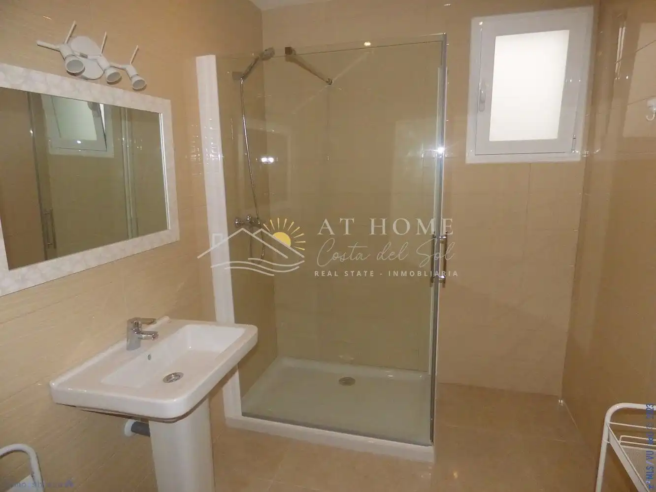 Bathroom of Houses for sale in Nerja  with Air Conditioner, Terrace and Storage room