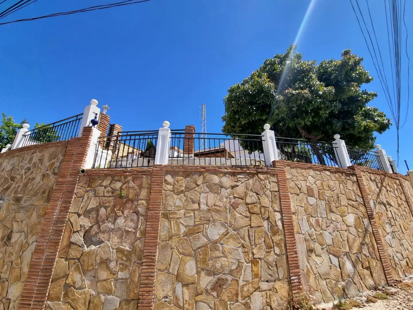 Vista exterior de Casa o xalet en venda en Fuengirola amb Jardí privat, Terrassa i Traster
