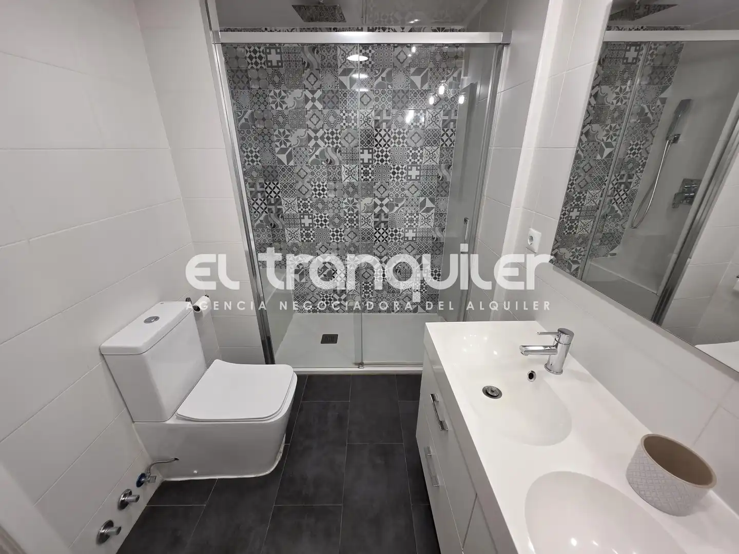Baño de Piso de alquiler en Madrid con Terraza, Amueblado y Lavadora