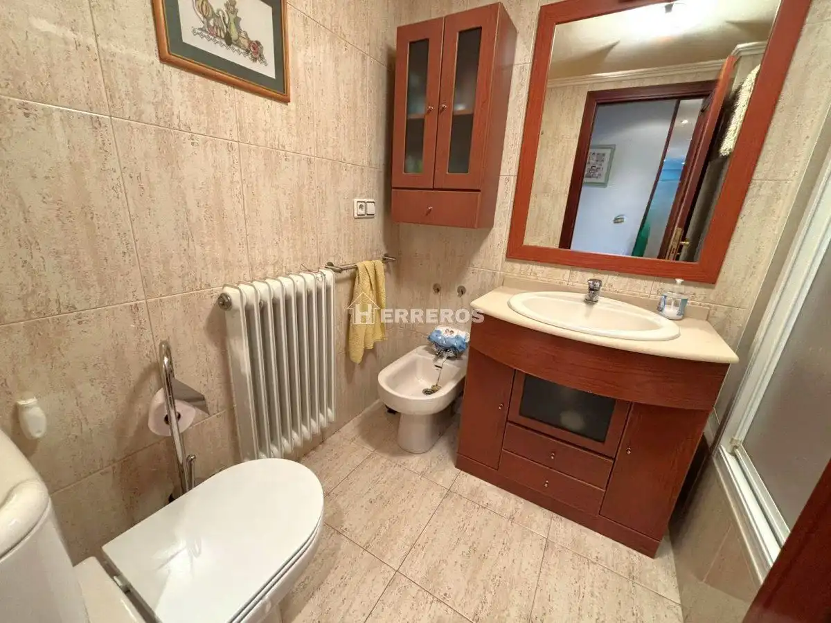 Bany de Pis en venda en  Logroño amb Calefacció, Parquet i Terrassa