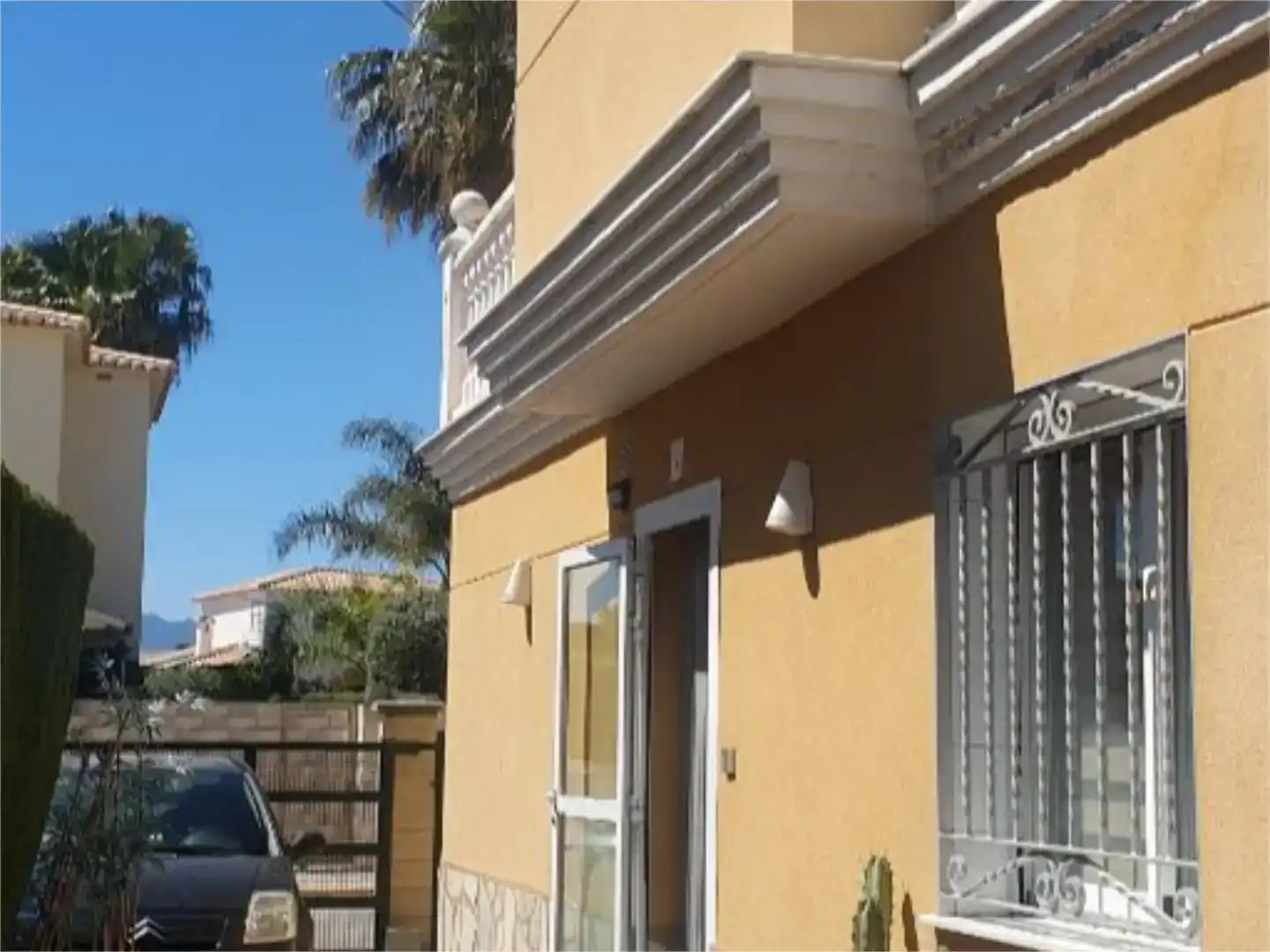 Vista exterior de Casa adosada en venda en Oliva amb Aire condicionat, Piscina i Balcó