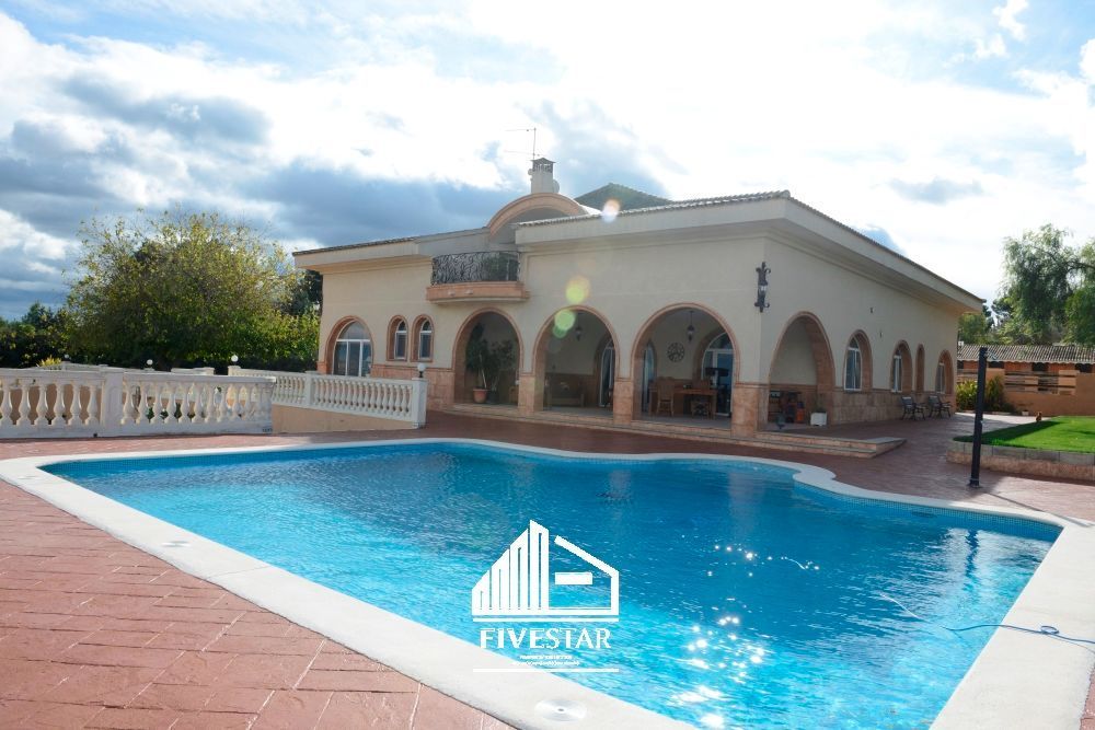 Piscina de Finca rústica en venda en Montserrat amb Aire condicionat, Calefacció i Jardí privat
