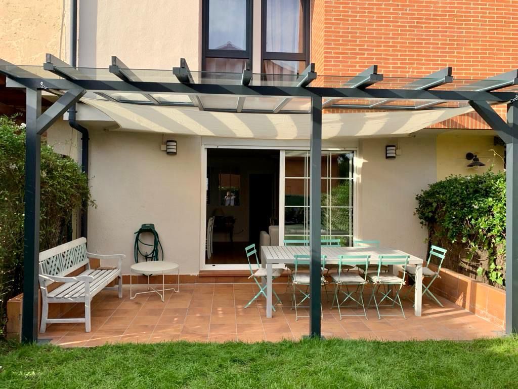 Terrasse von Einfamilien-Reihenhaus miete in Siero mit Heizung, Privatgarten und Parkett
