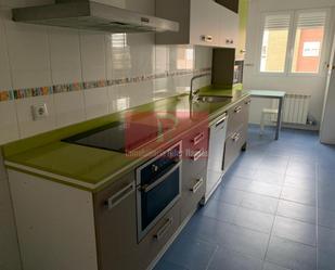 Cuina de Pis en venda en León Capital  amb Calefacció, Parquet i Terrassa