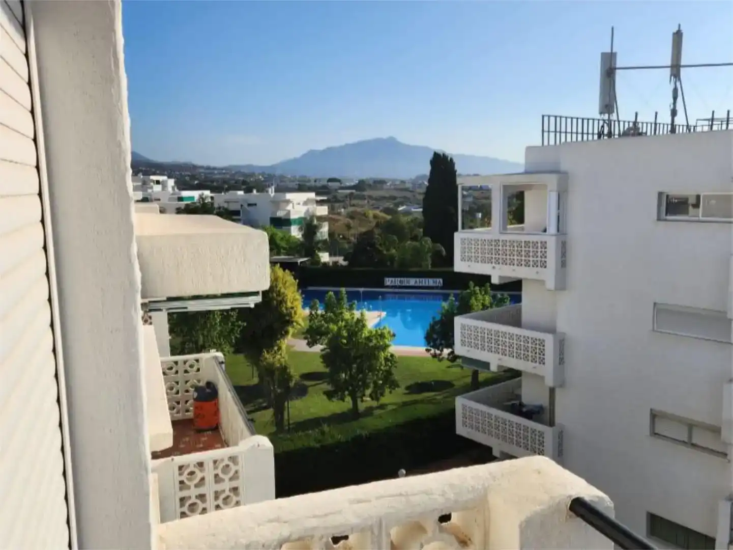 Vista exterior de Pis en venda en Estepona amb Aire condicionat, Jardí privat i Parquet