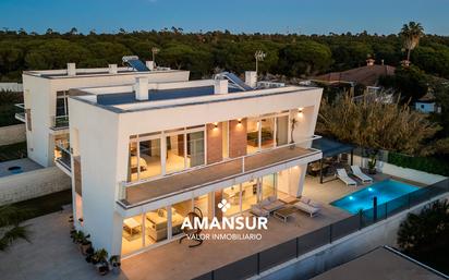 Vista exterior de Casa o xalet en venda en El Rompido amb Aire condicionat, Calefacció i Jardí privat