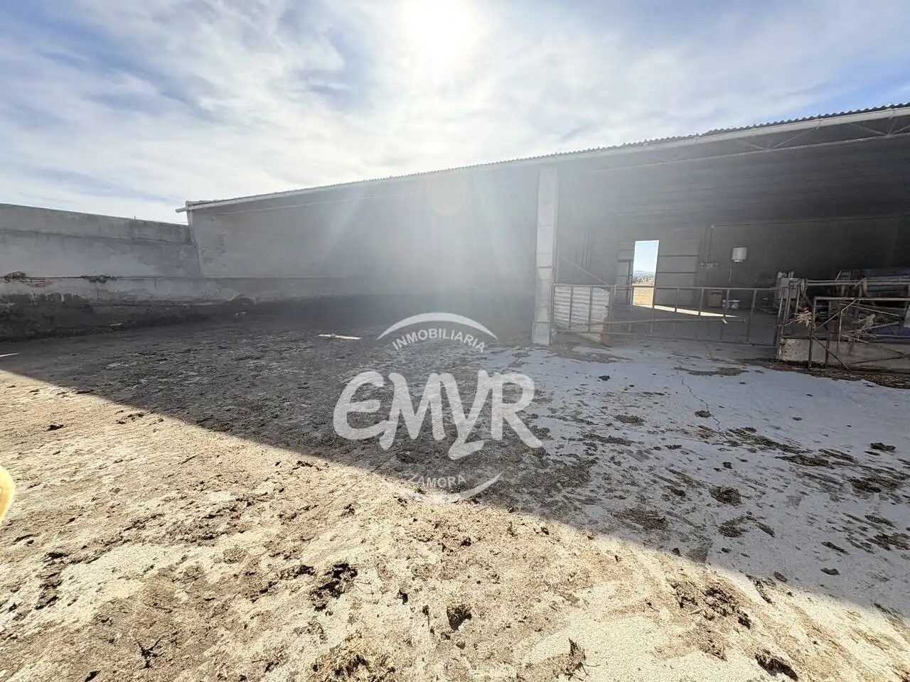Außenansicht von Fabrikhallen zur Miete in Morales de Valverde, Zamora