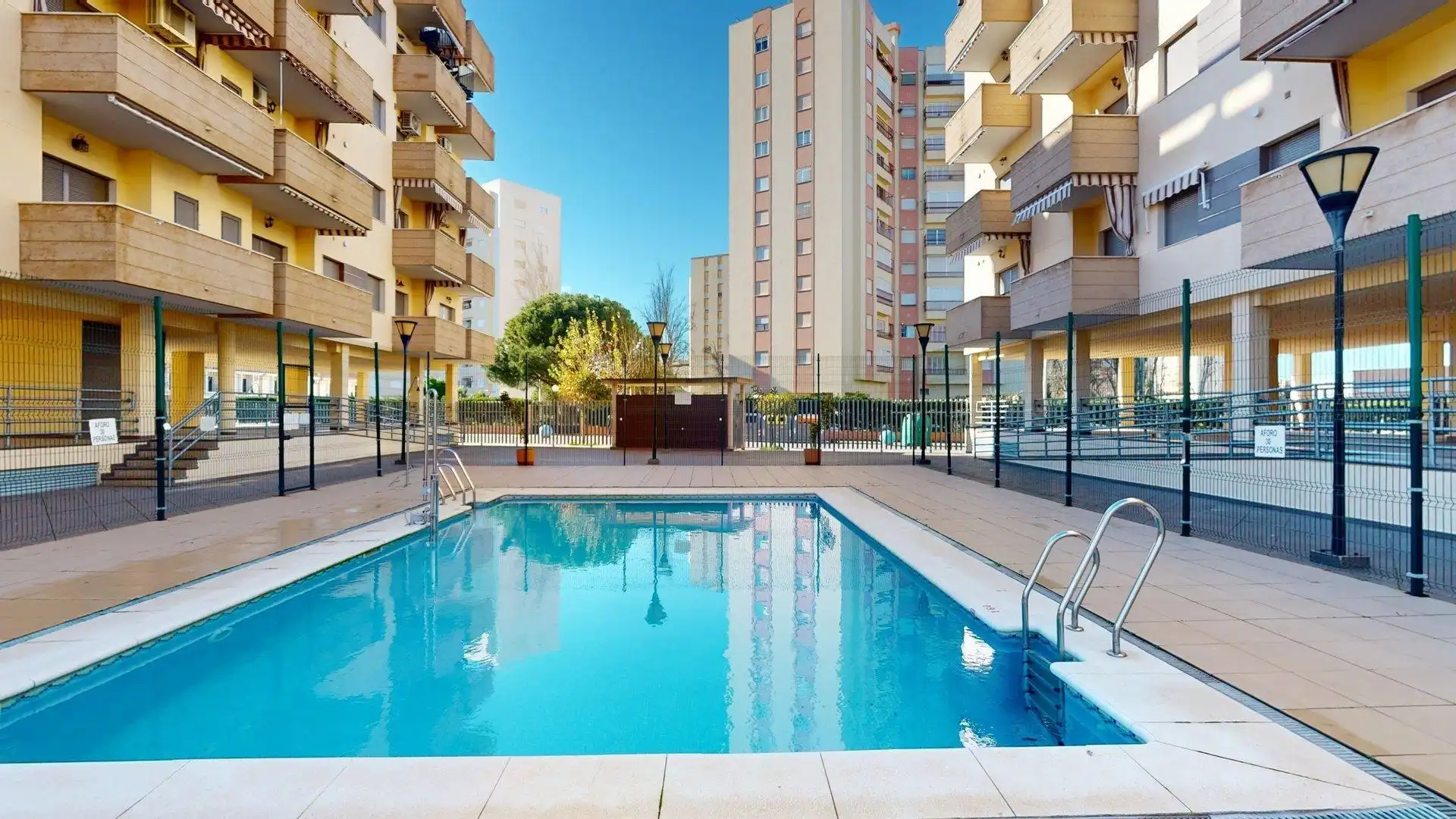 Piscina de Pis en venda en Isla Cristina amb Jardí privat, Terrassa i Traster