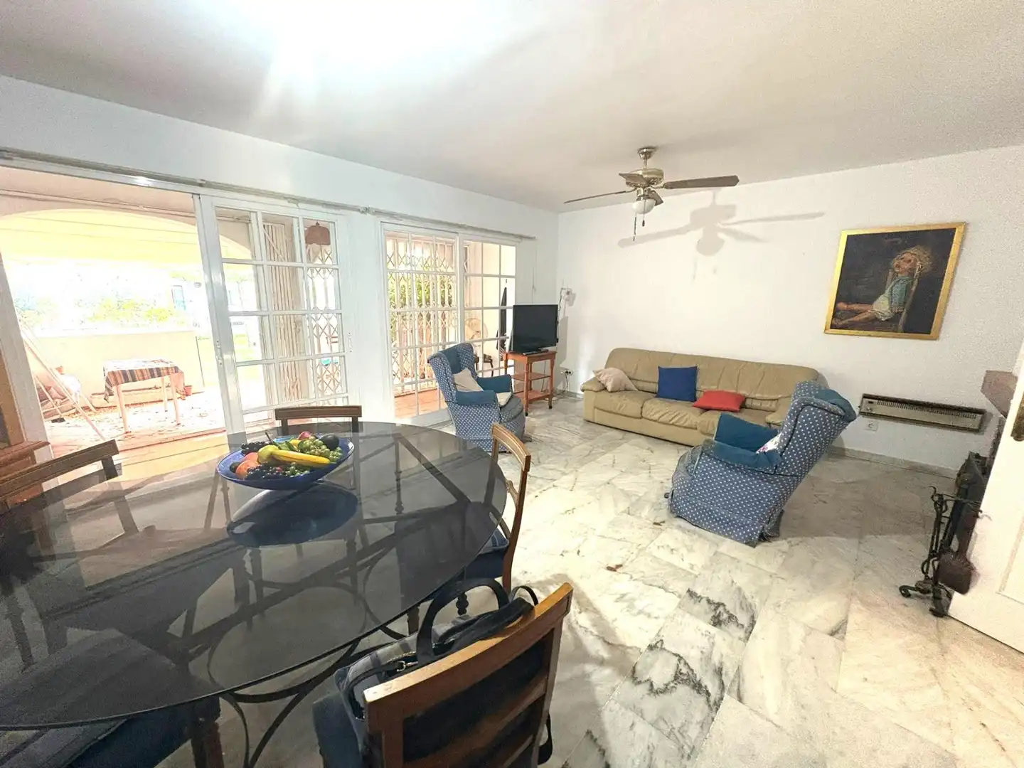 Sala d'estar de Casa adosada en venda en Fuengirola amb Aire condicionat, Jardí privat i Terrassa