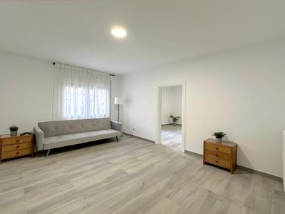 Living room of Flat for sale in  Barcelona Capital  with Heating and Furnished