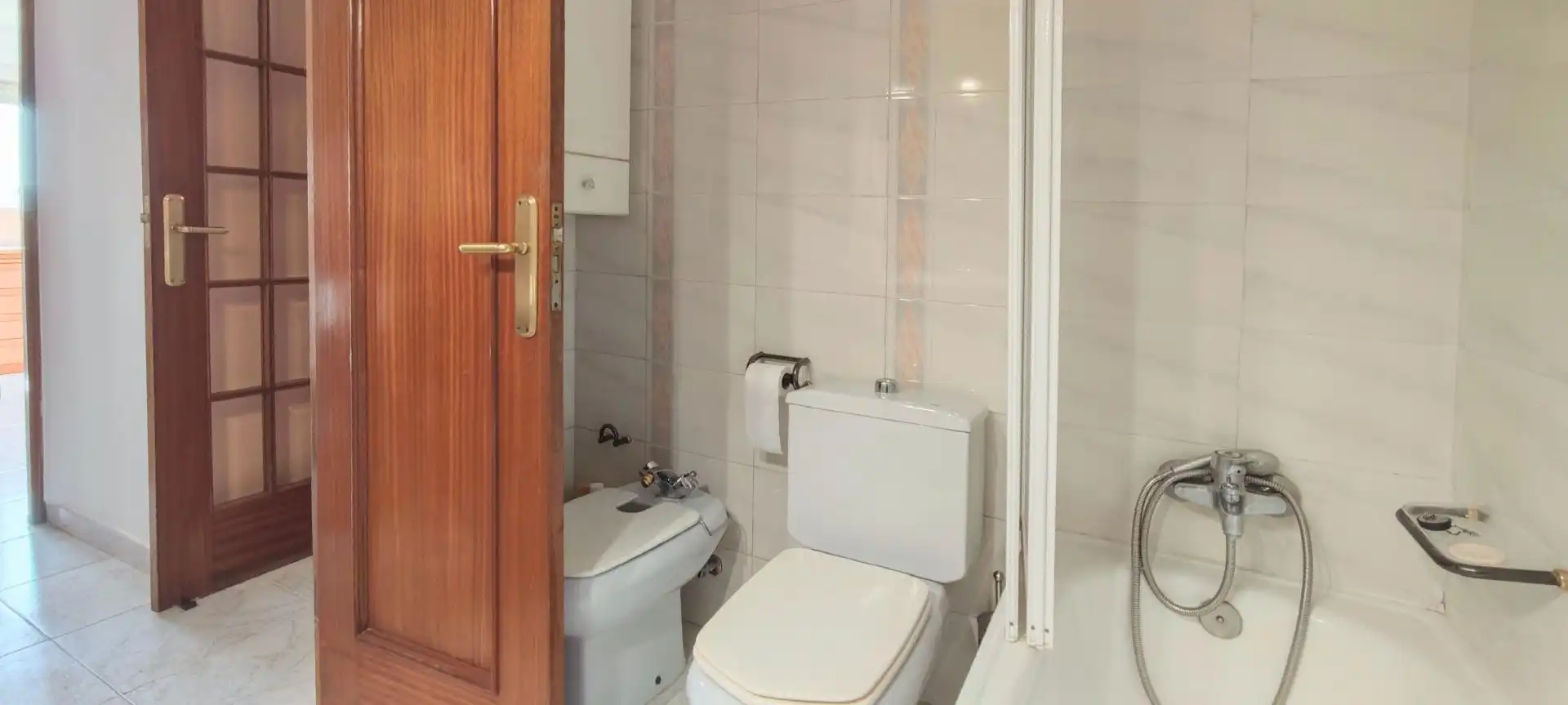 Bathroom of Flat for rent in Madrid  with Air Conditioner, Heating and Furnished