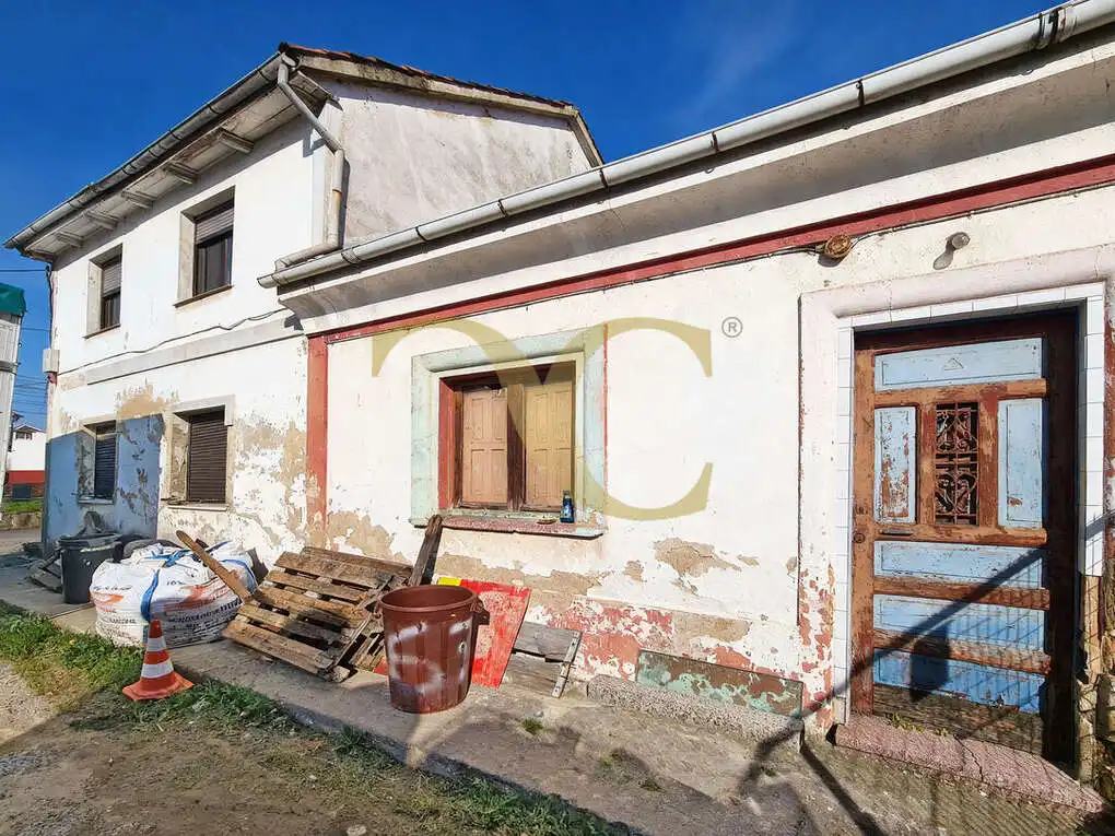 Außenansicht von Einfamilien-Reihenhaus zum Verkauf in Siero