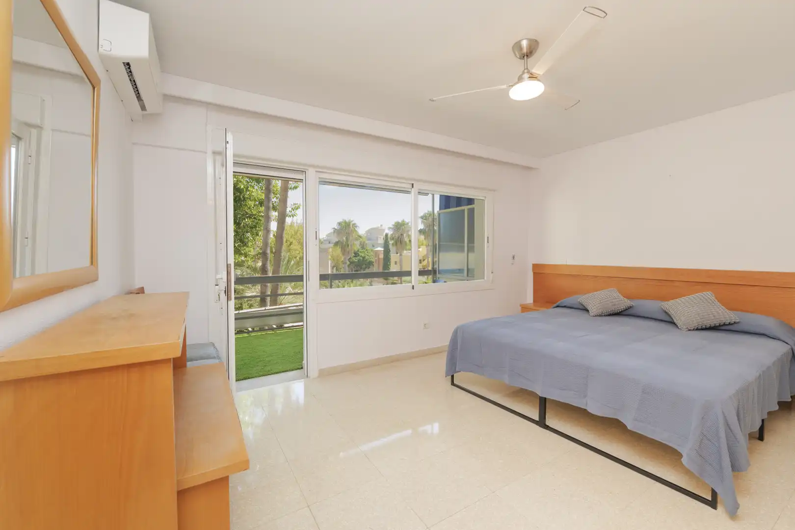 Habitación de Apartamento en venta en Torremolinos con Aire acondicionado, Terraza y Amueblado
