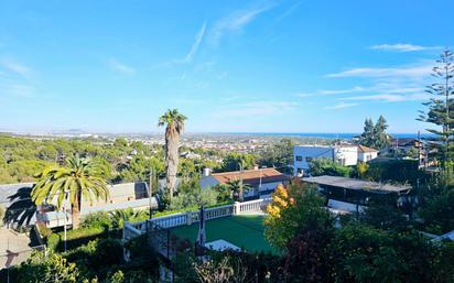 Vista exterior de Casa o xalet en venda en Castelldefels amb Aire condicionat, Terrassa i Piscina