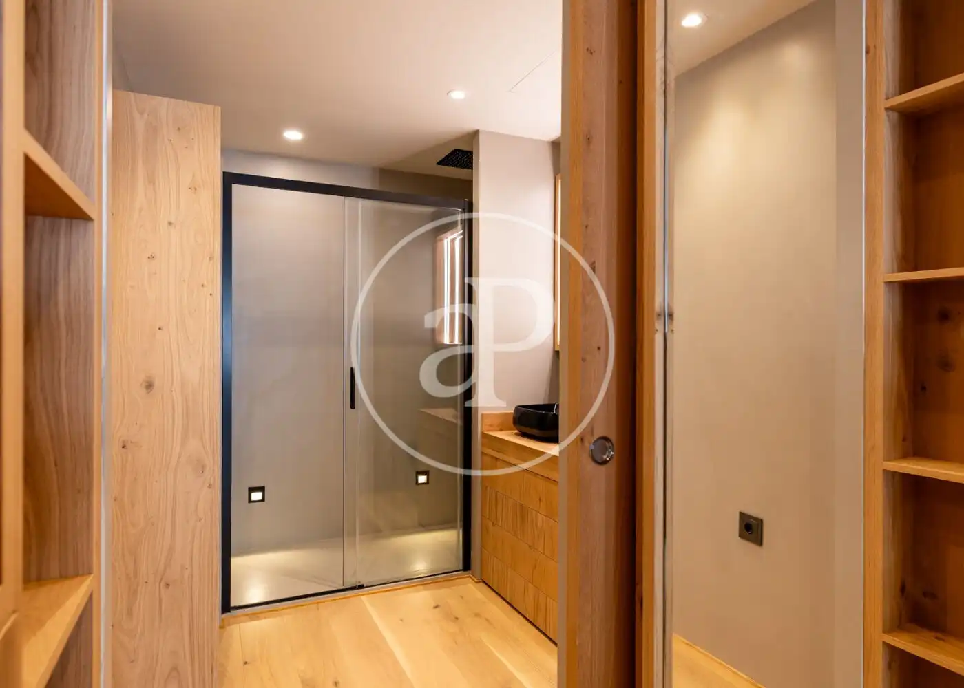 Badezimmer von Wohnung zum Verkauf in Barcelona mit Klimaanlage und Heizung