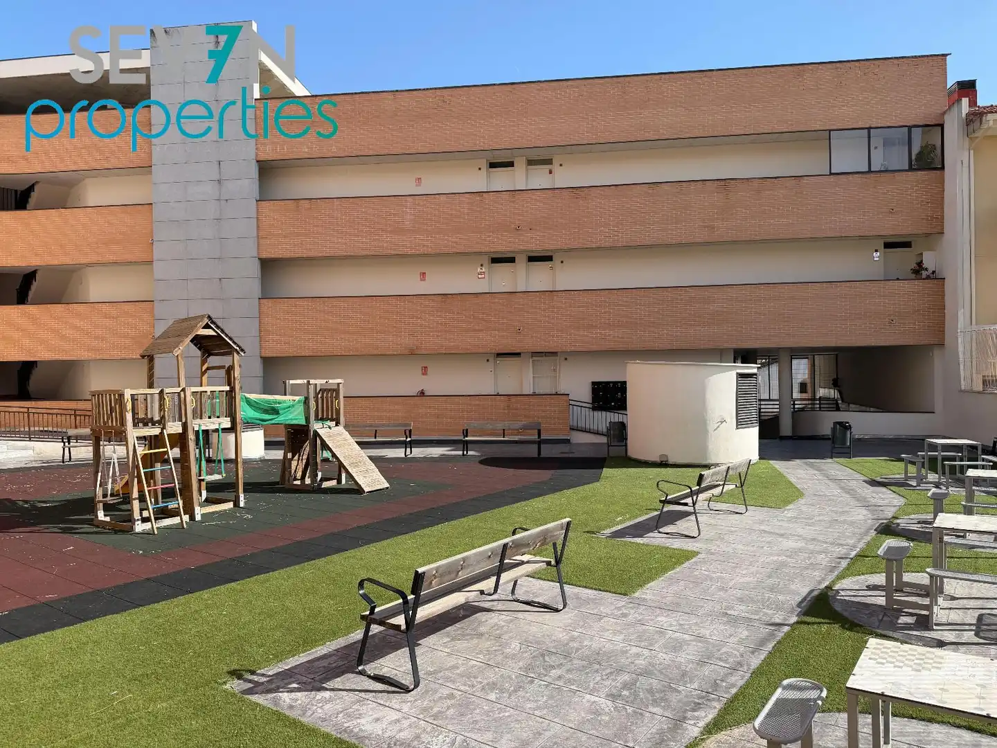 Außenansicht von Wohnung zum Verkauf in Santo Domingo-Caudilla mit Heizung, Parkett und Terrasse