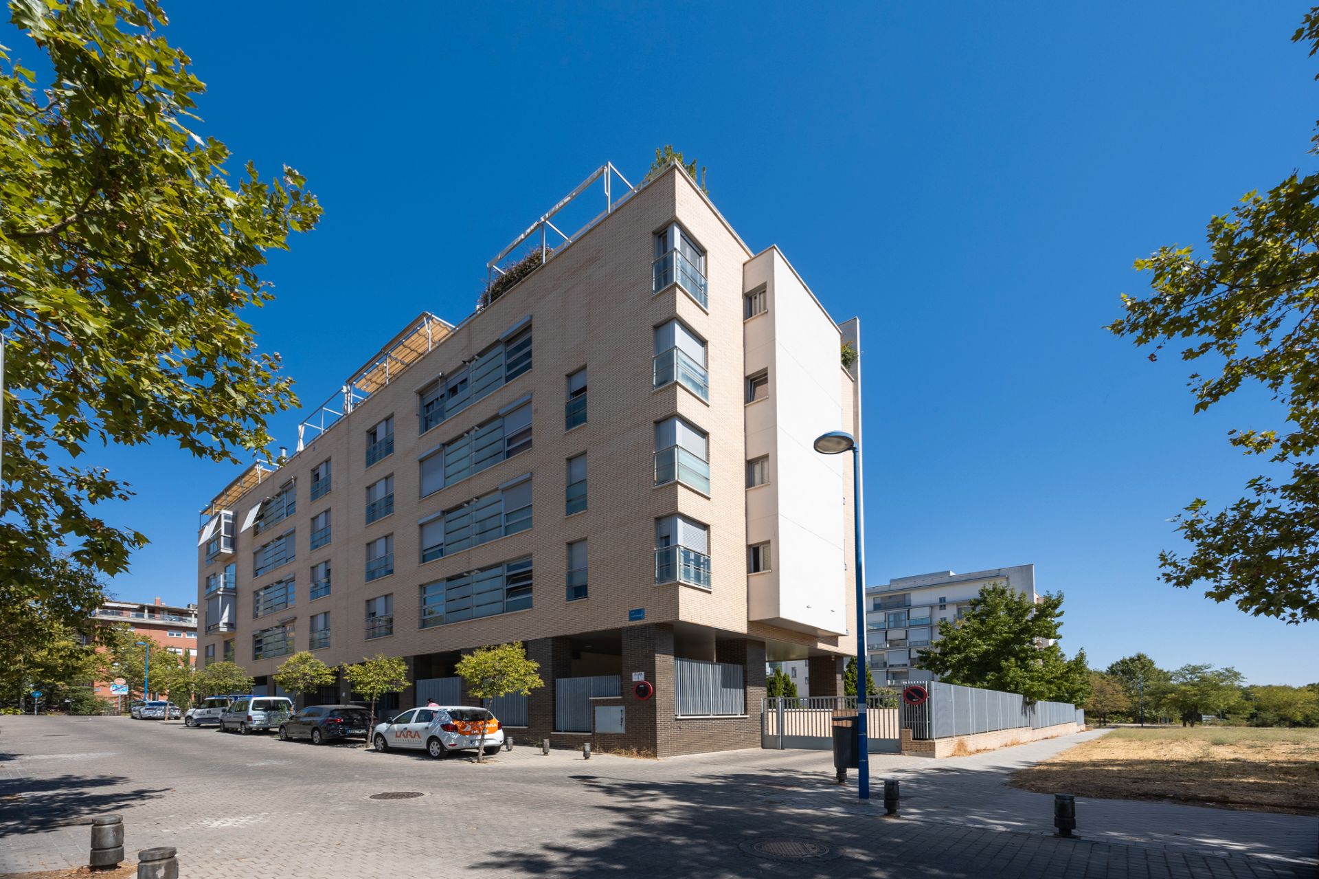 Vista exterior de Dúplex en venda en Leganés amb Aire condicionat, Jardí privat i Terrassa