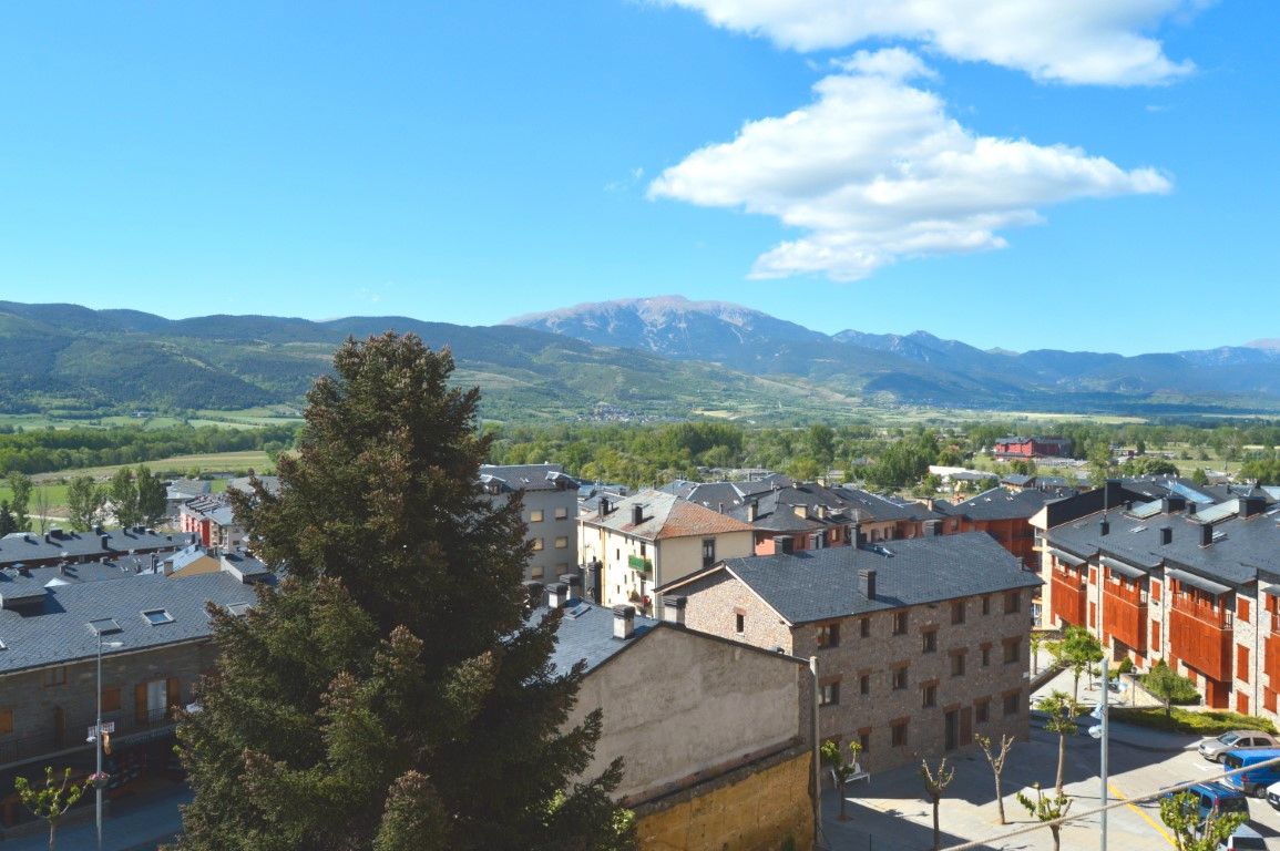 Vista exterior de Apartament de lloguer en Puigcerdà amb Calefacció, Terrassa i Traster