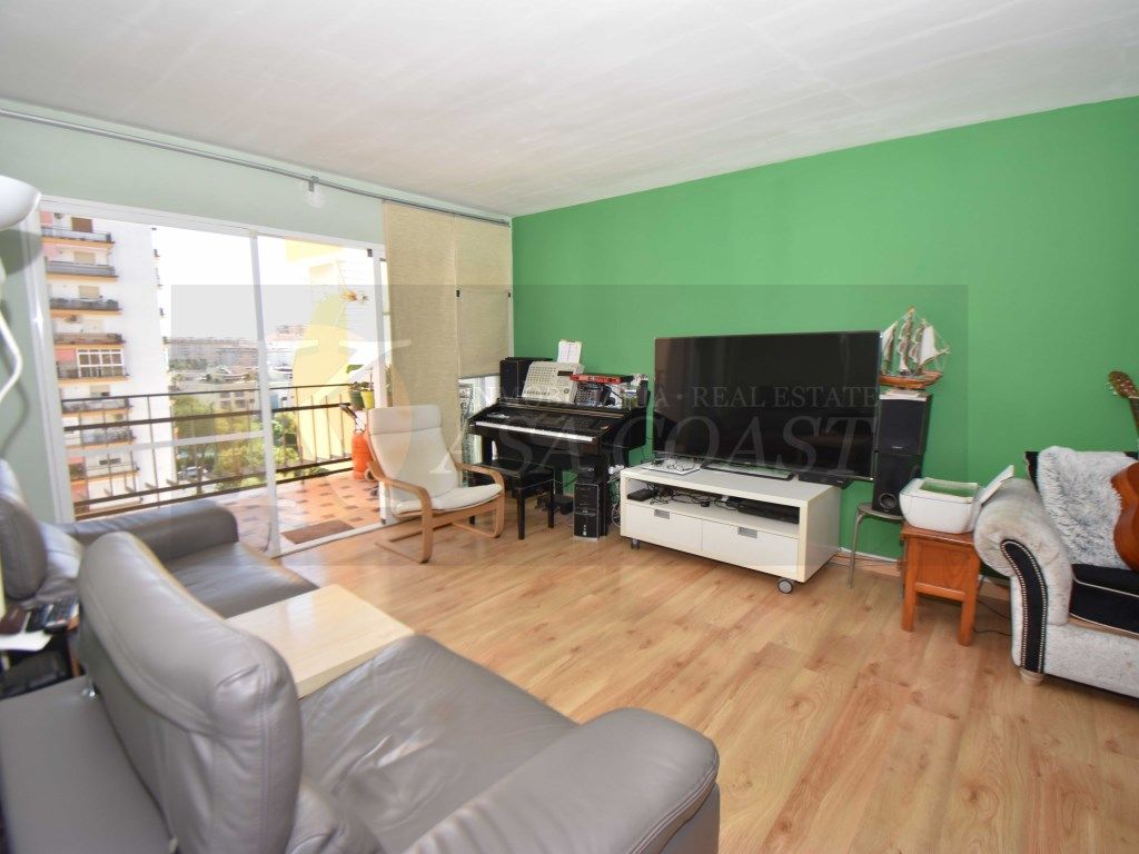 Sala d'estar de Pis en venda en Mijas amb Aire condicionat, Jardí privat i Terrassa