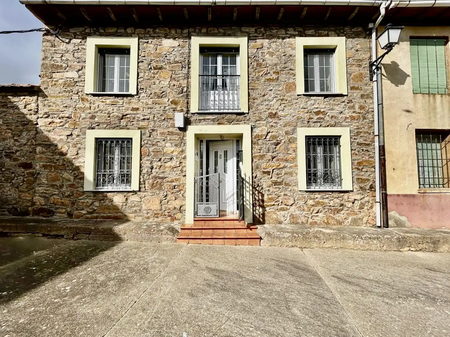 Vista exterior de Casa o xalet en venda en Ayoó de Vidriales amb Calefacció i Terrassa