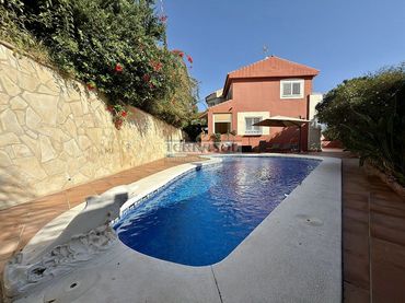 Chalet con piscina en venta en Torre del Mar