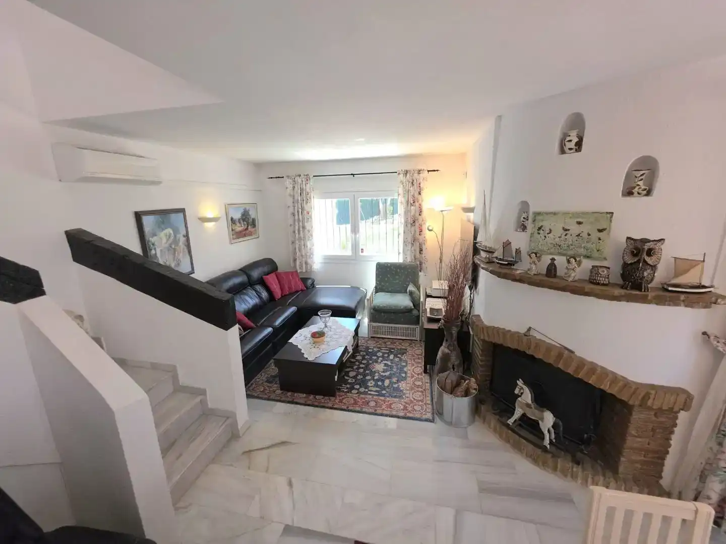 Sala d'estar de Casa adosada en venda en Mijas amb Aire condicionat, Piscina i Balcó